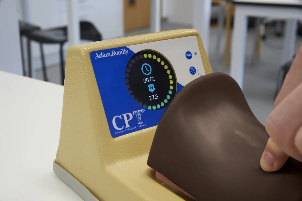 Digital Cricoid Pressure Trainer®, Dark