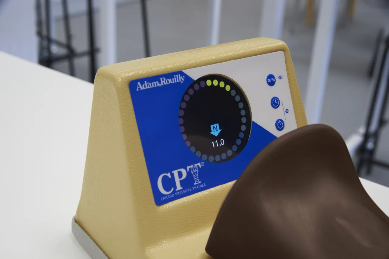 Digital Cricoid Pressure Trainer®, Dark