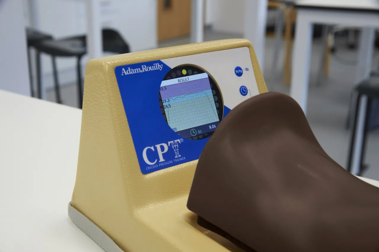 Digital Cricoid Pressure Trainer®, Dark