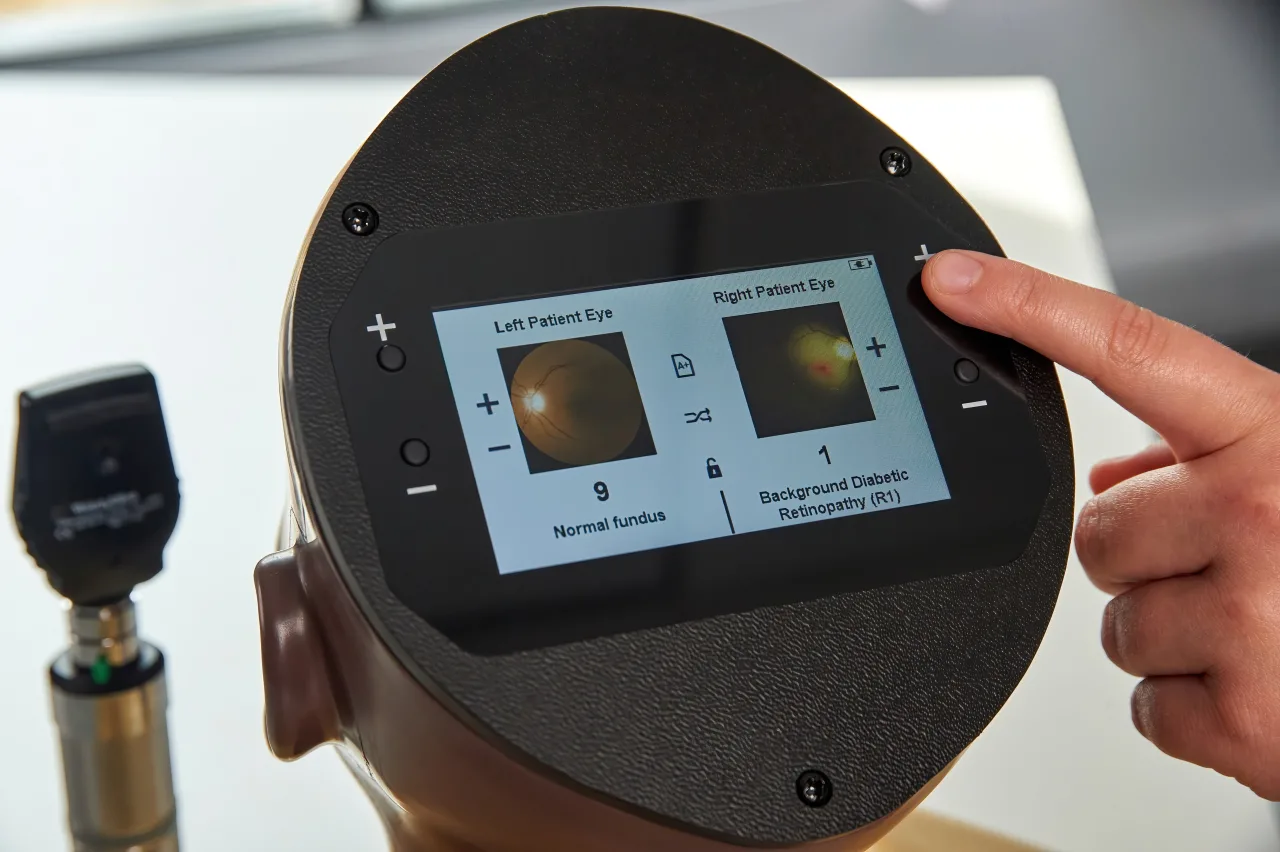 Enhanced Digital Eye Examination/Retinopathy Trainer, Dark