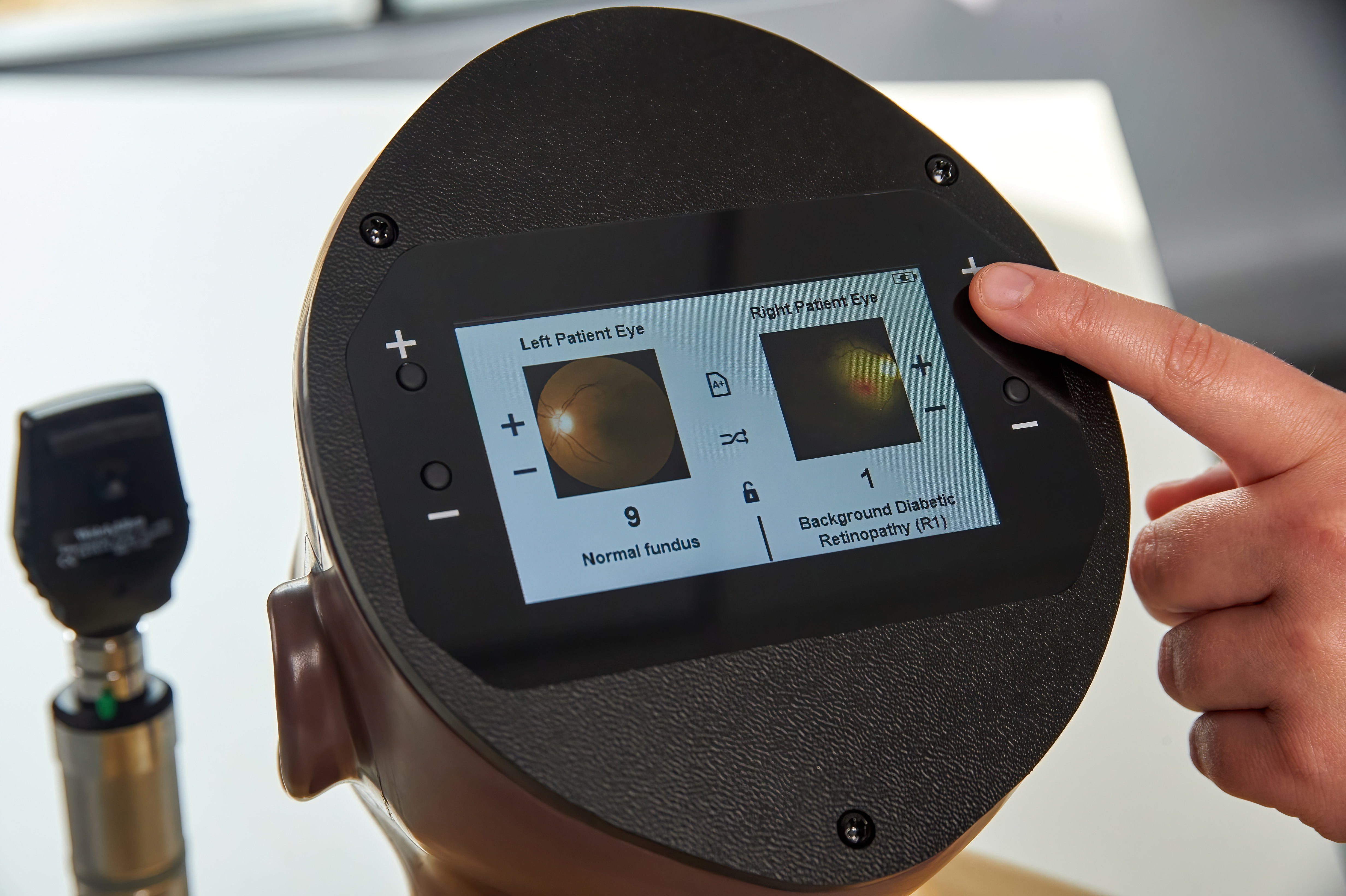 Enhanced Digital Eye Examination/Retinopathy Trainer, Dark