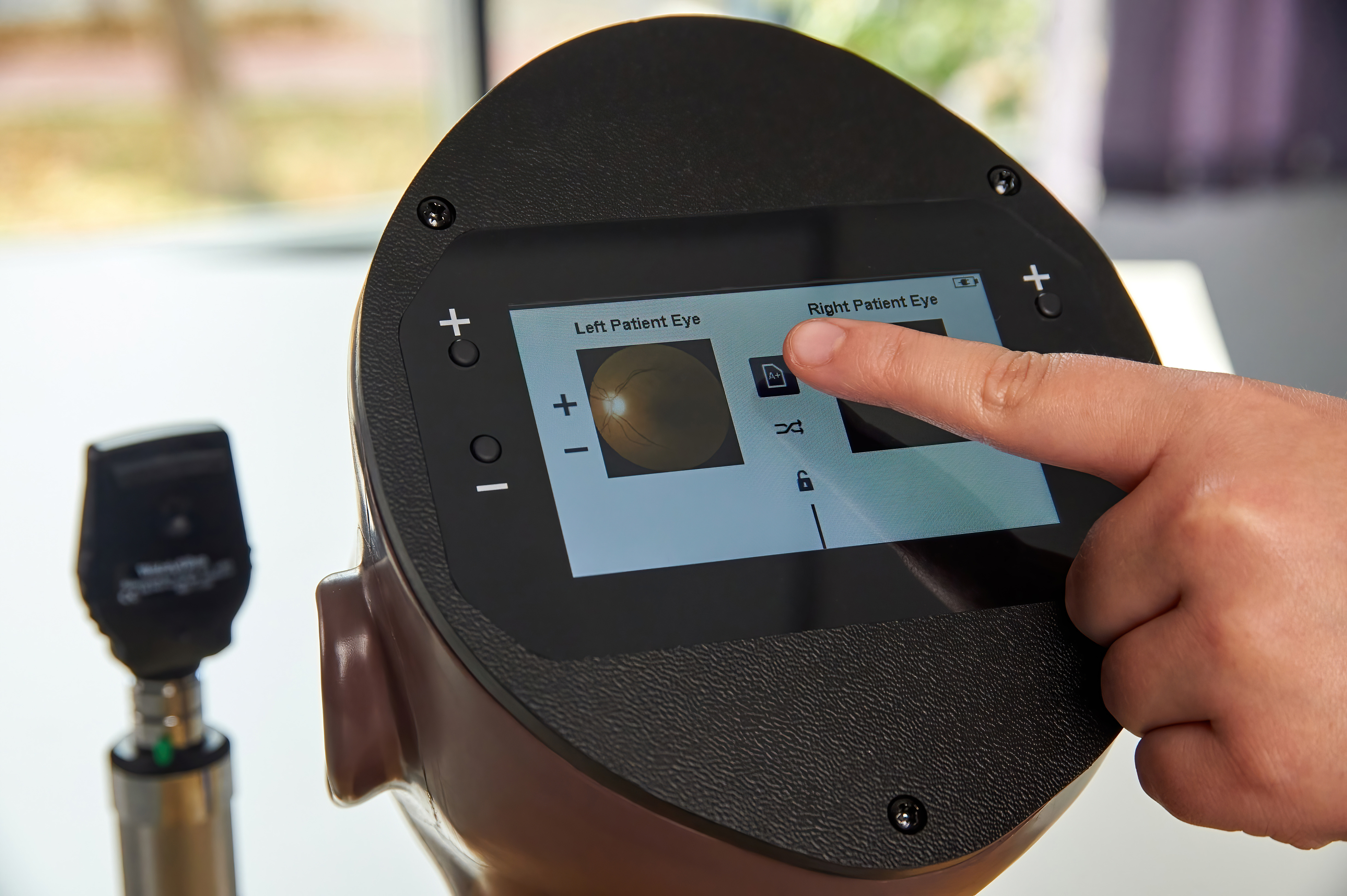 Enhanced Digital Eye Examination/Retinopathy Trainer, Dark