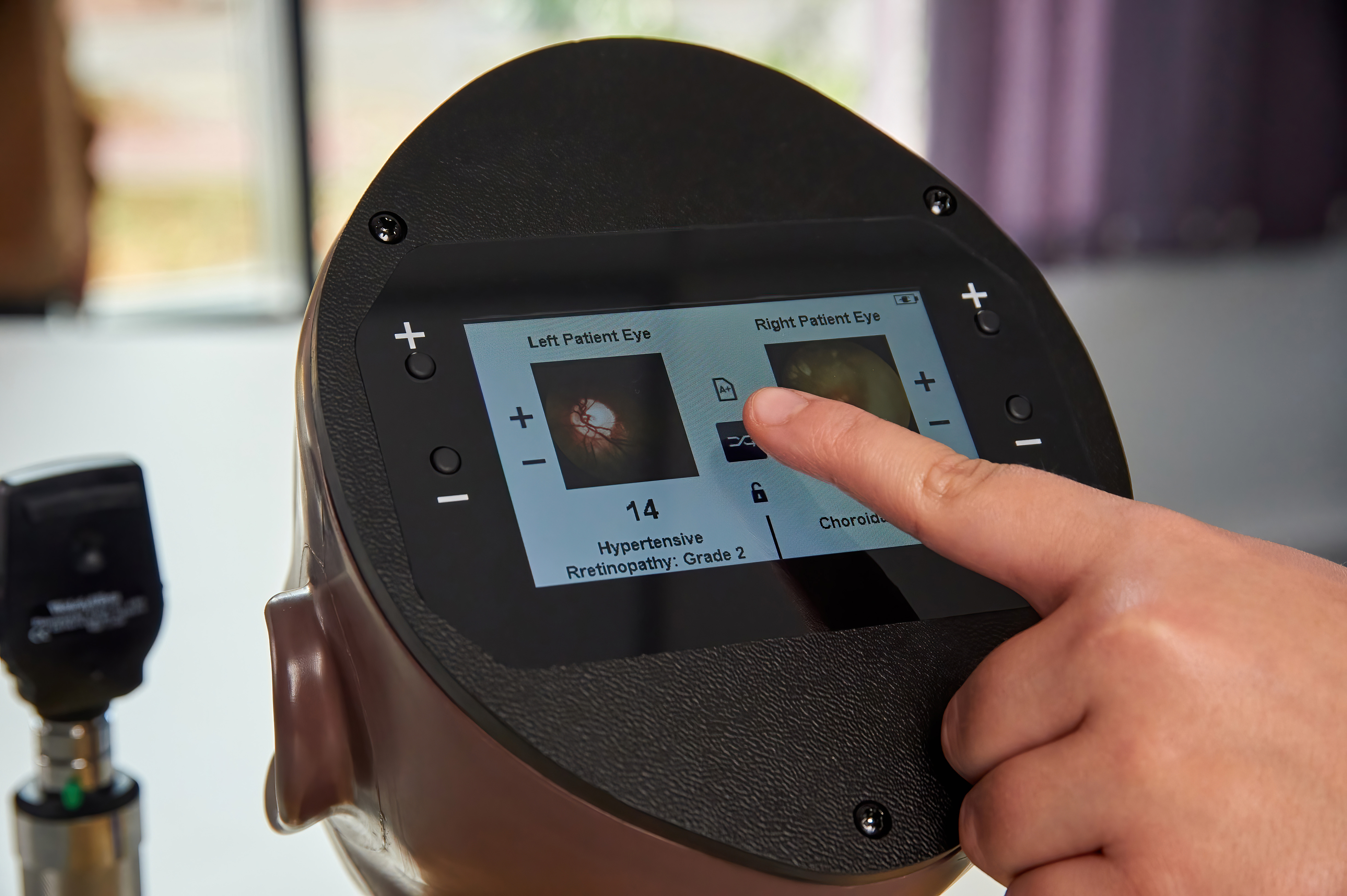 Enhanced Digital Eye Examination/Retinopathy Trainer, Dark